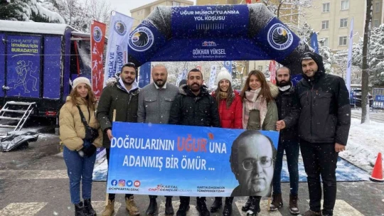 Gazeteci Uğur Mumcu için soğuğa aldırış etmeden koştular
