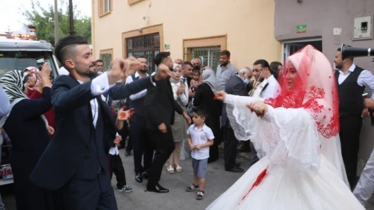 Gelinin vosvos isteğini kırmak istemeyen damattan ilginç çözüm