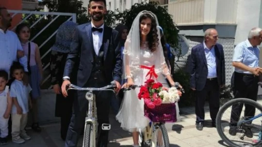 Gelinle damat nikaha bisikletle gitti