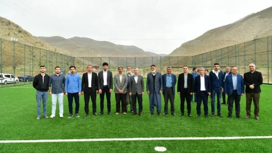 Gençler halı saha istedi, Başkan Çınar yerine getirdi