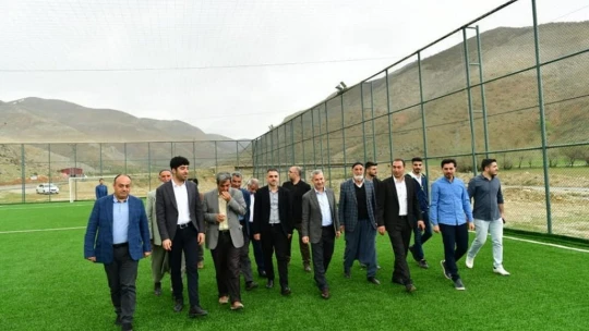 Gençler halı saha istedi, Başkan Çınar yerine getirdi