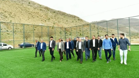 Gençler halı saha istedi, Başkan Çınar yerine getirdi