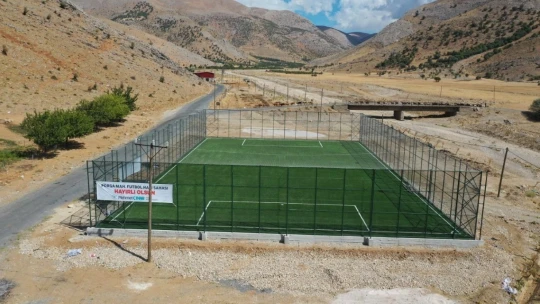Gençler halı saha istedi, Başkan Çınar yerine getirdi