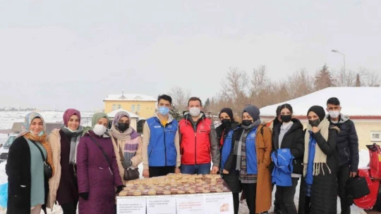 Gençler karda hayvanları unutmadı