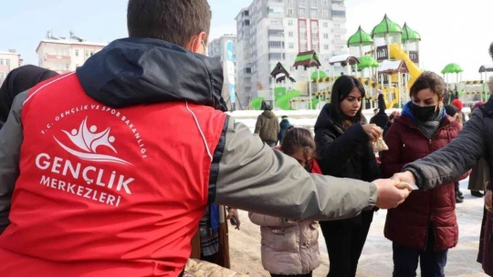 Gençler karda hayvanları unutmadı