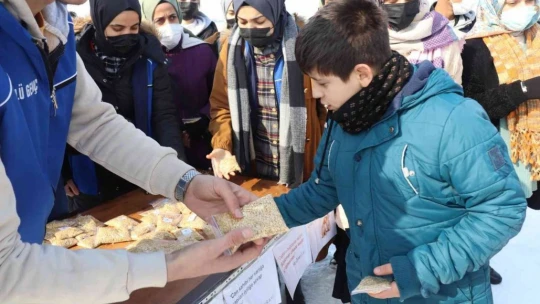 Gençler karda hayvanları unutmadı