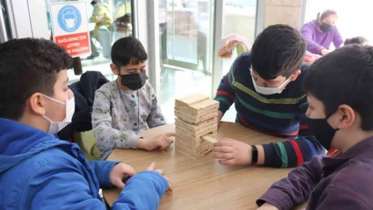 Gençleri sosyal medya bağımlılığına karşı koruma çabası