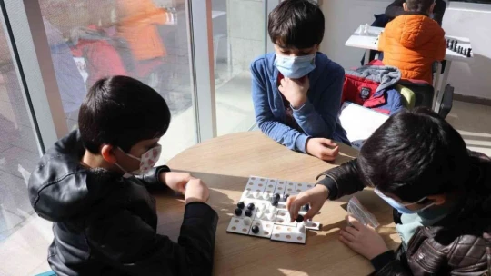 Gençleri sosyal medya bağımlılığına karşı koruma çabası