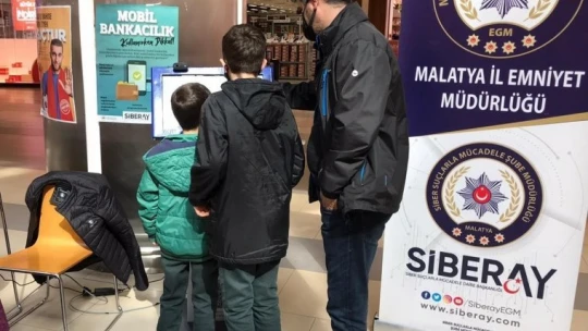 Polis AVM'de stant açtı