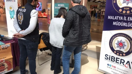 Polis AVM'de stant açtı