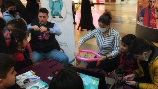 Polis AVM'de stant açtı