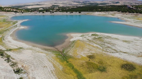 Göçmen kuşların mekanı olan göleti kuraklık vurdu