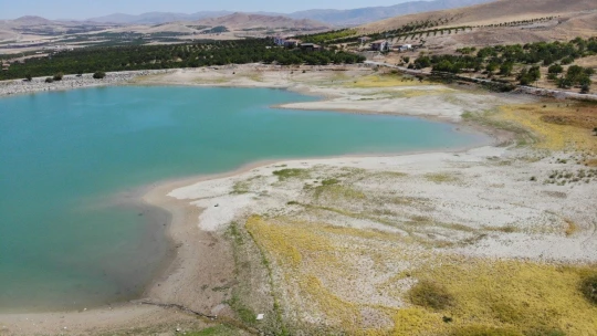 Göçmen kuşların mekanı olan göleti kuraklık vurdu