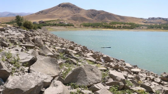 Göçmen kuşların mekanı olan göleti kuraklık vurdu