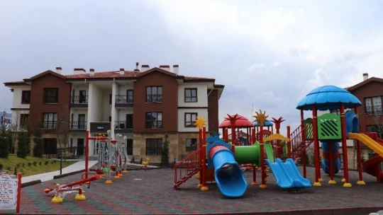 Göl manzaralı deprem konutlarında yaşam başladı
