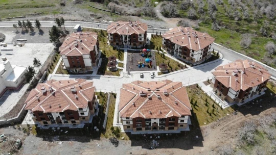 Göl manzaralı deprem konutlarında yaşam başladı