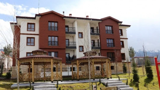 Göl manzaralı deprem konutlarında yaşam başladı