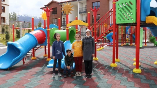 Göl manzaralı deprem konutlarında yaşam başladı