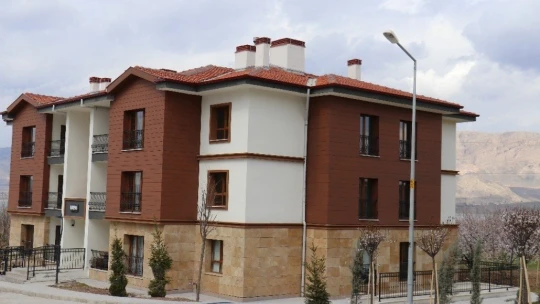 Göl manzaralı deprem konutlarında yaşam başladı