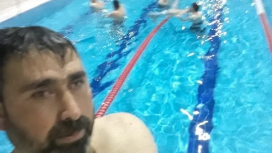 Görme engellilerin havuz keyfi