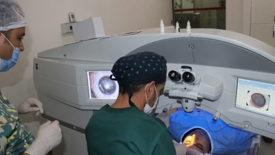 Gözlükle girdiler gözlüksüz çıktılar