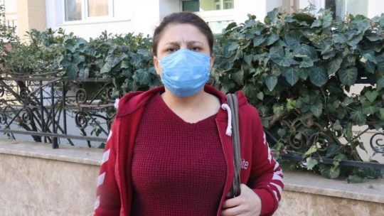 Gözyaşları içinde kayıp kızını arıyor