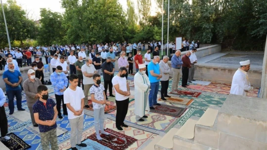 Güder, bayram namazını Battalgazililerle birlikte kıldı