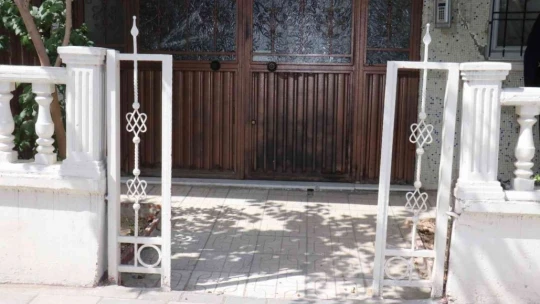 Gündüz vakti apartmanın kapısını çaldılar