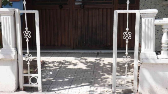Gündüz vakti apartmanın kapısını çaldılar