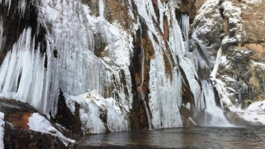 Günpınar Şelalesi dondu