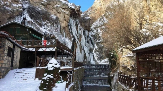 Günpınar Şelalesi dondu