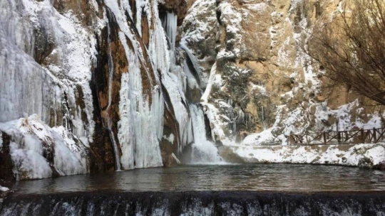 Günpınar Şelalesi dondu