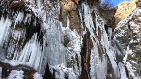 Günpınar Şelalesi dondu