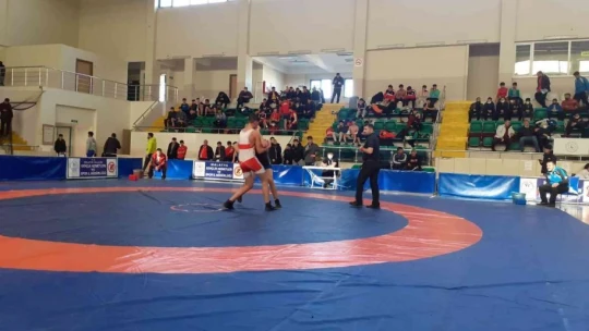 Güreş Grup Şampiyonası çekişmeli başladı