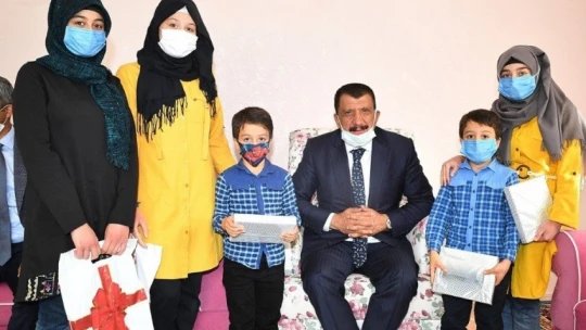 Gürkan'dan öğrencilere tablet sürprizi