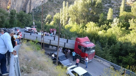 Gürpınar Şelalesi yolunda trafik çilesi
