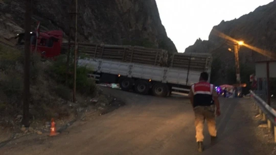 Gürpınar Şelalesi yolunda trafik çilesi