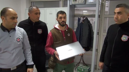 Bulduğu bilgisayarı sahibine teslim etti