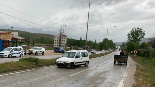 Hafif ticari araç aydınlatma direğine çarptı: 2 yaralı