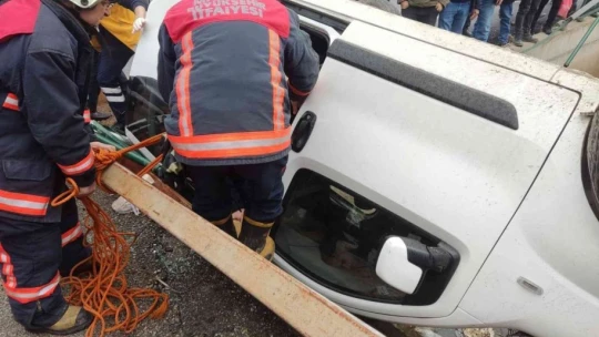 Hafif ticari araç kanala düştü