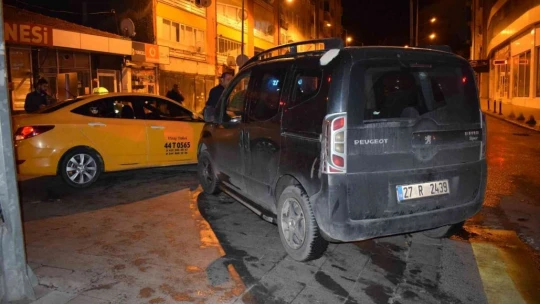 Hafif ticari aracın çarptığı ticari kaldırıma savruldu