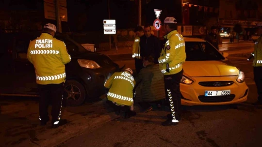 Hafif ticari aracın çarptığı ticari kaldırıma savruldu