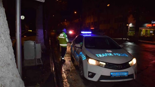 Hafif ticari aracın çarptığı ticari kaldırıma savruldu