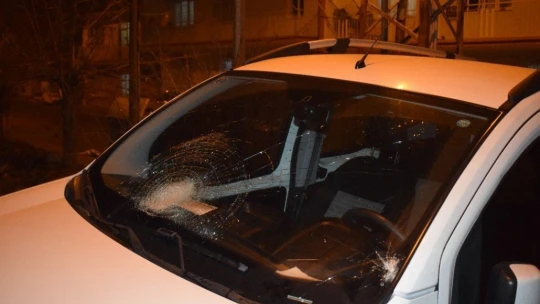 Hafif ticari araçla çarpışan motosikletli ağır yaralandı