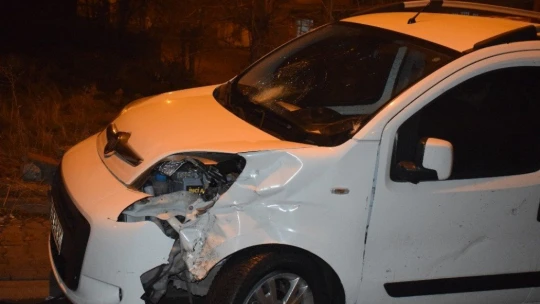 Hafif ticari araçla çarpışan motosikletli ağır yaralandı