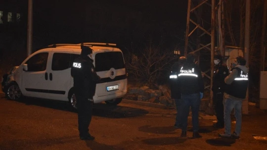 Hafif ticari araçla çarpışan motosikletli ağır yaralandı