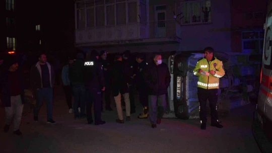 Hafif ticari araçla çarpışan minibüs devrildi: 5 yaralı