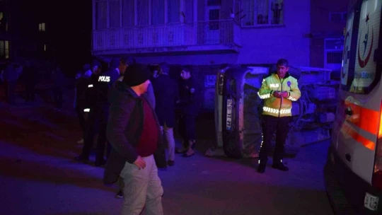 Hafif ticari araçla çarpışan minibüs devrildi: 5 yaralı