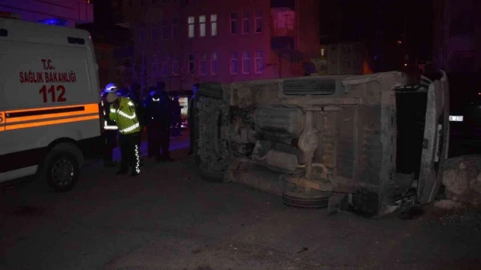 Hafif ticari araçla çarpışan minibüs devrildi: 5 yaralı