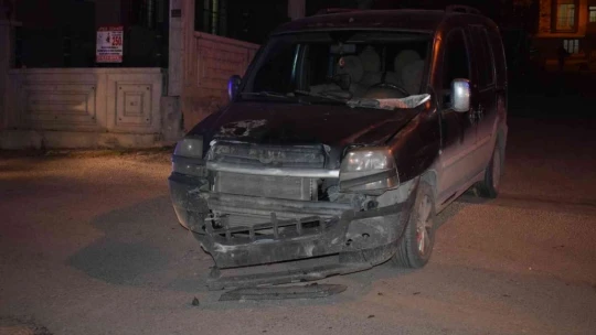 Hafif ticari araçla çarpışan minibüs devrildi: 5 yaralı